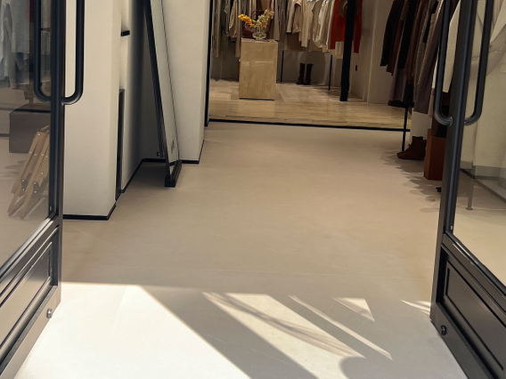 Timeless Elegance: A Vintage-Inspired Clothing Store in Yiwu